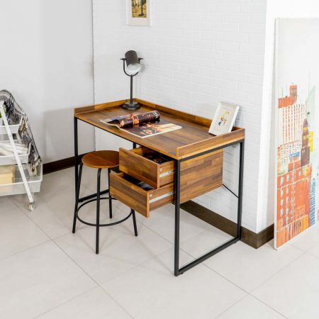 Az asztallap jobb és bal oldalán egy-egy 5,0 cm magas vázlap található. Az asztallap alatt egy 2,0 cm-es négyzet alakú vascső van elrejtve. Ez az erő tartja az asztallapot. A bal és jobb oldal szintén fekete, négyzet alakú vascsövekből áll, amelyeket homokfúvással kezeltek.